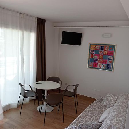 Hotel Flora Алба Адриатика Екстериор снимка