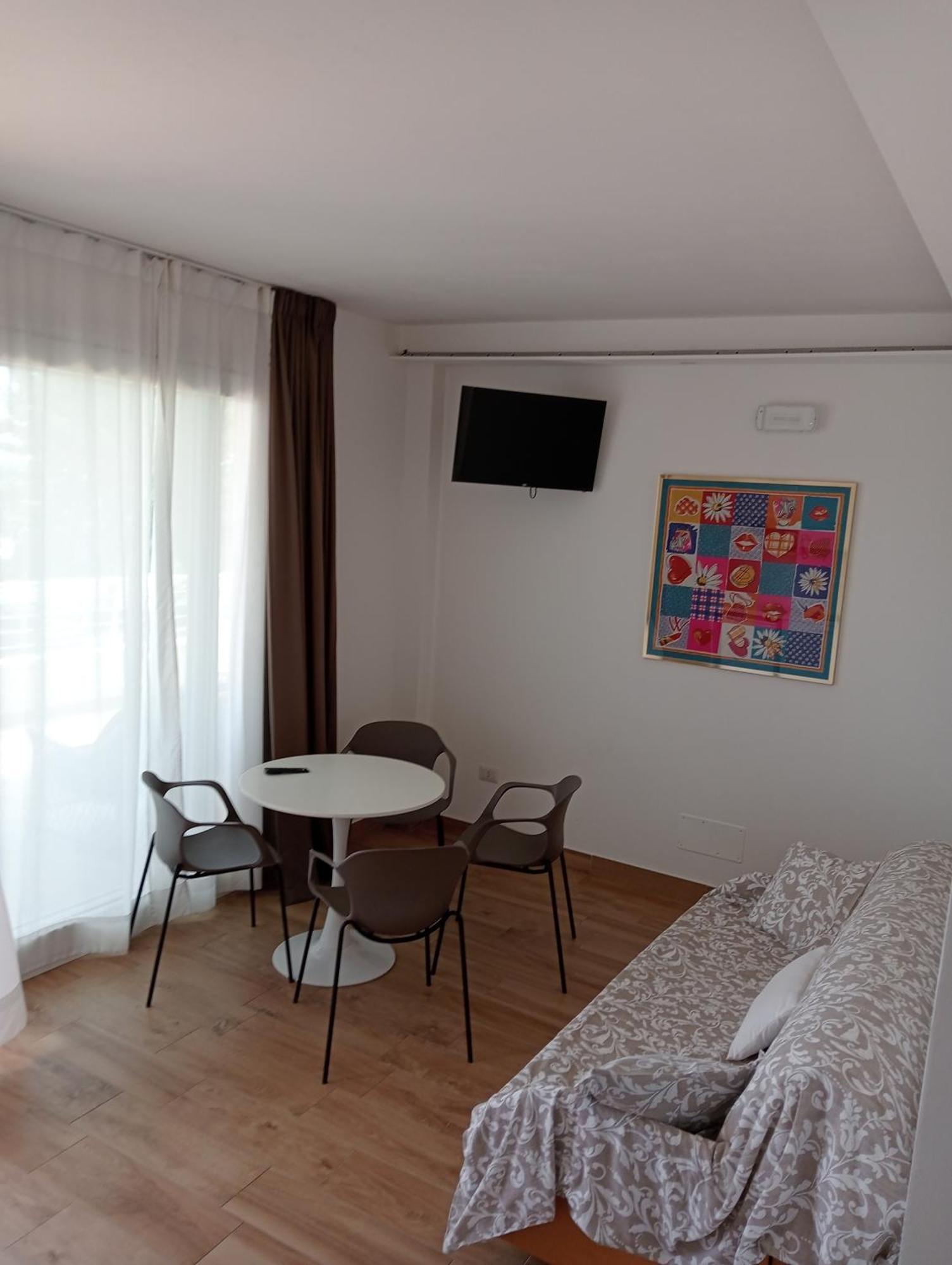 Hotel Flora Алба Адриатика Екстериор снимка