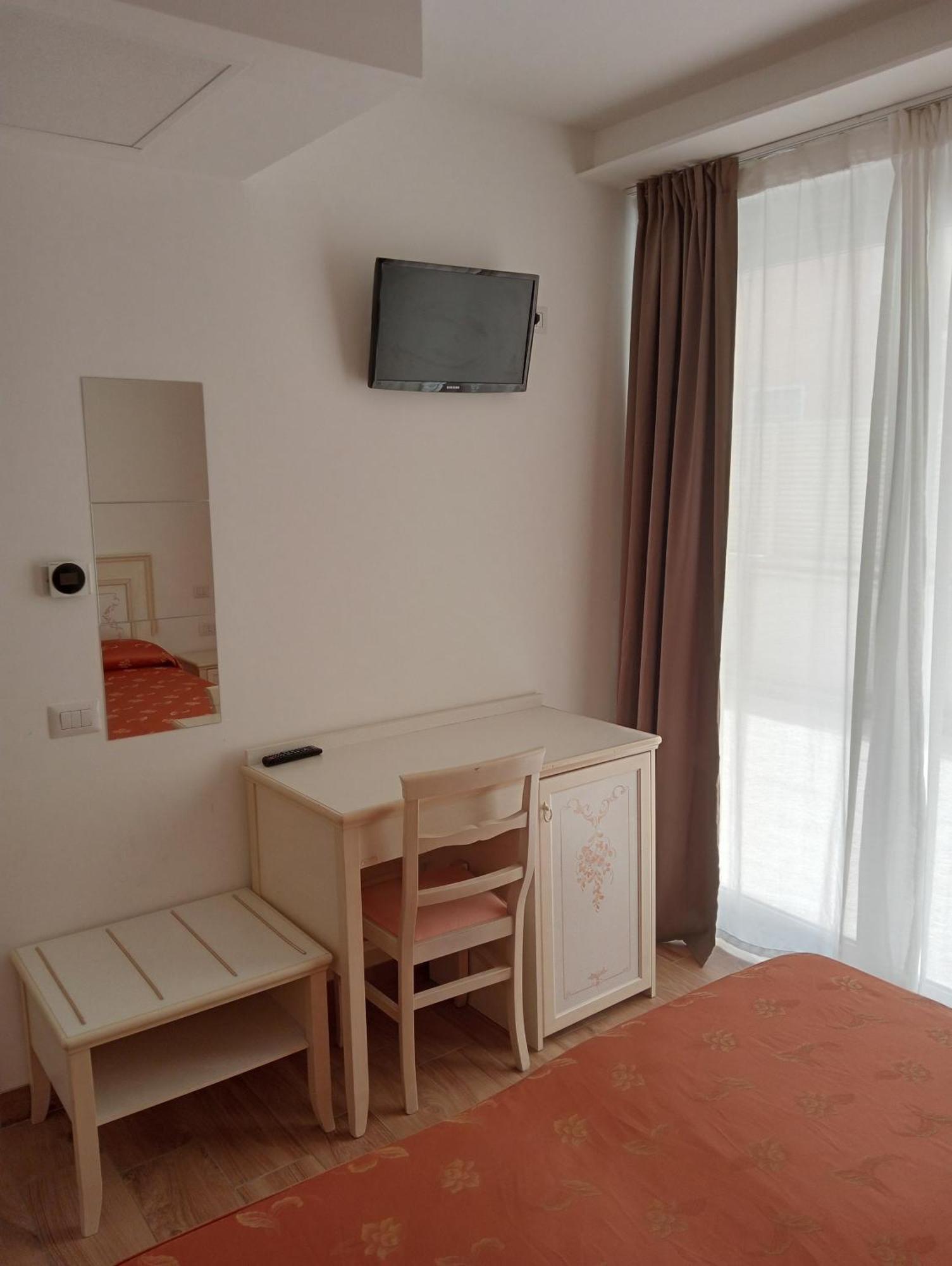 Hotel Flora Алба Адриатика Екстериор снимка
