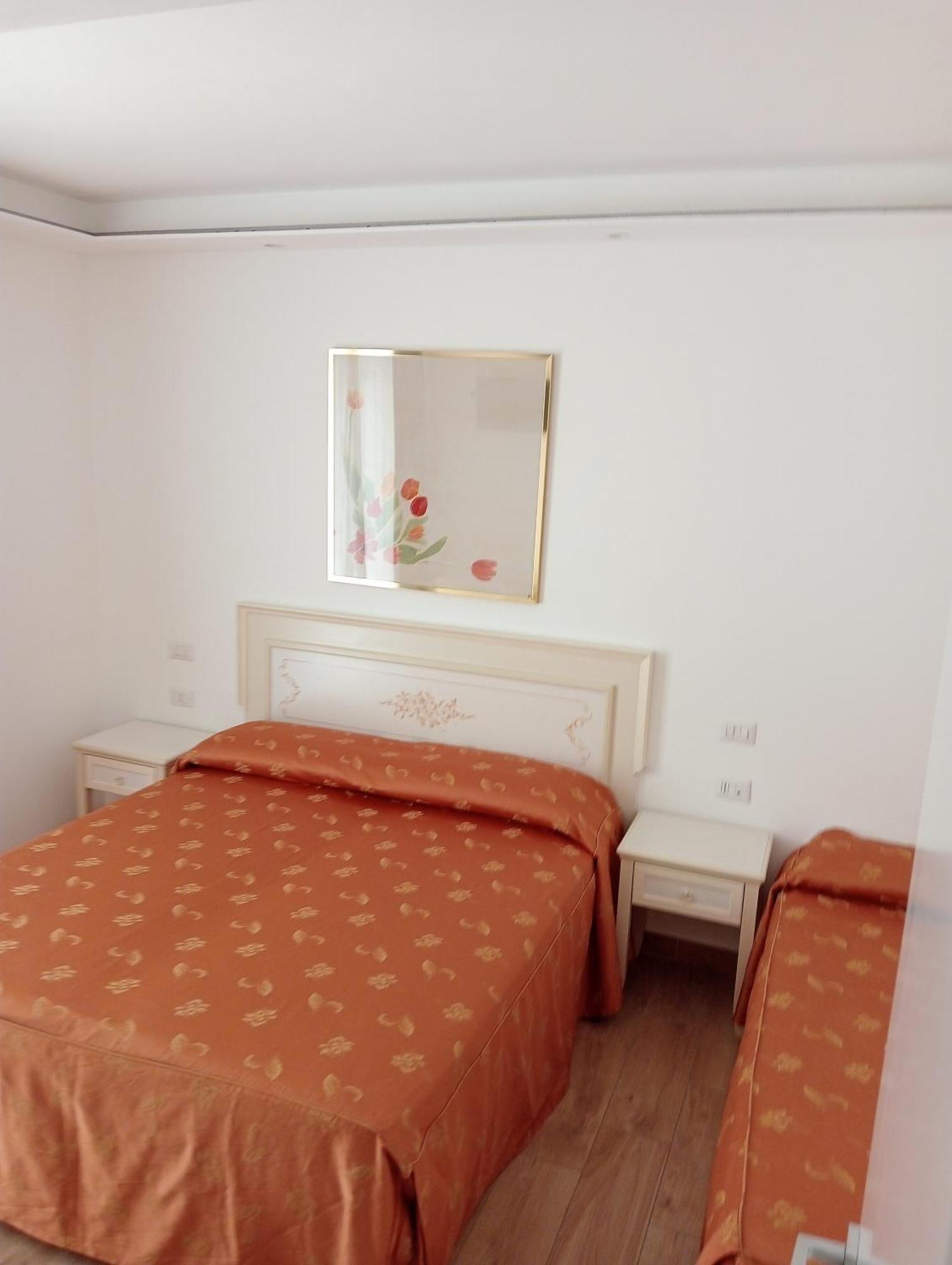 Hotel Flora Алба Адриатика Екстериор снимка