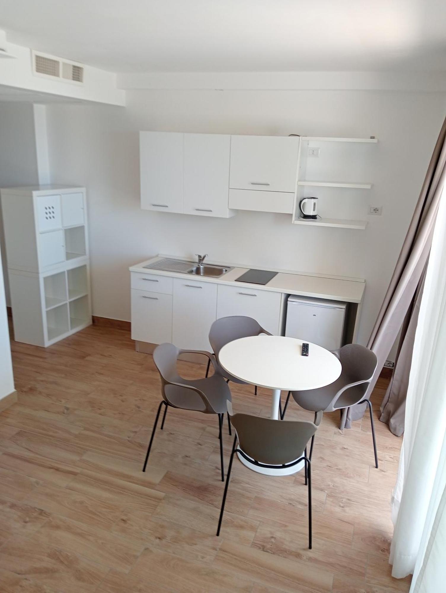 Hotel Flora Алба Адриатика Екстериор снимка