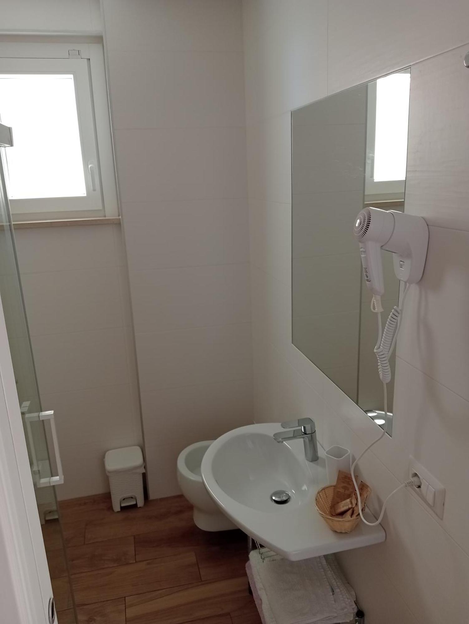 Hotel Flora Алба Адриатика Екстериор снимка